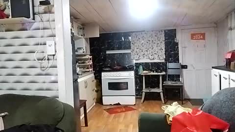 Snapshot of frizzy_girl chatting on December 2024 01:14:01 AM Frizzy girl online show from December 2024 01:14:01 AM