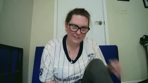 fuzzypeaches87 online show from June 2026 05:18:01 PM