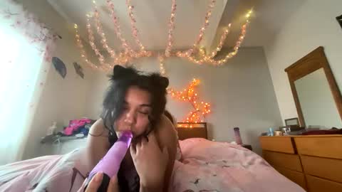 Snapshot of g0ddess27 chatting on April 2026 11:00:01 PM Goddess27 online show from April 2026 11:00:01 PM