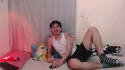 Snapshot of gaia_16 chatting on February 2026 08:15:01 PM Gaia y Clayde online show from February 2026 08:15:01 PM