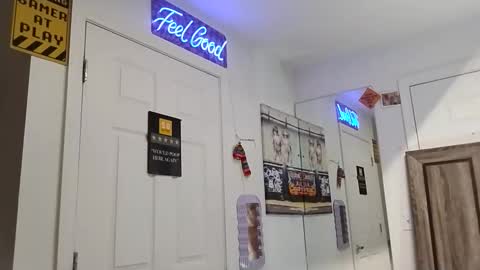 Snapshot of geekedoutlabs chatting on October 2025 08:35:01 AM Zanecubano online show from October 2025 08:35:01 AM