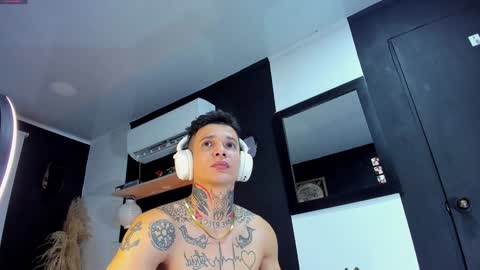 independent model online show from January 2025 06:09:02 AM