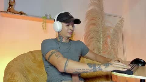 independent model online show from September 2025 12:55:01 AM