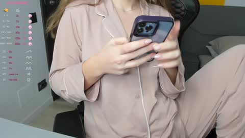 gigihadd online show from December 2024 05:40:02 PM