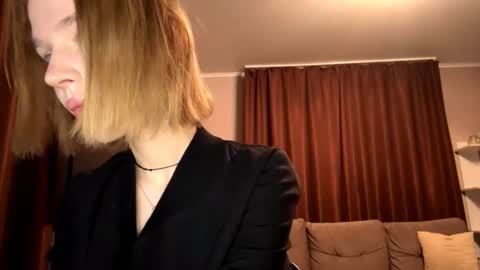 Molly online show from October 2025 07:25:02 PM