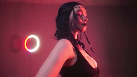        im expecting 350 thumbs up on my altar   online show from October 2025 10:16:01 PM