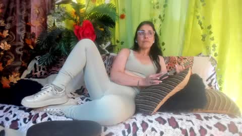 Snapshot of girasol_walton chatting on May 2026 06:09:01 PM Girasol Walton online show from May 2026 06:09:01 PM