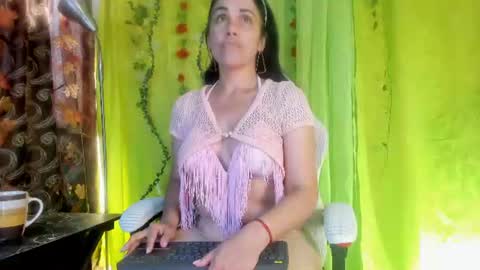 Snapshot of girasol_walton chatting on June 2026 01:47:01 PM Girasol Walton online show from June 2026 01:47:01 PM