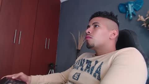 Snapshot of girge23 chatting on December 2024 03:57:01 PM piggy boy online show from December 2024 03:57:01 PM