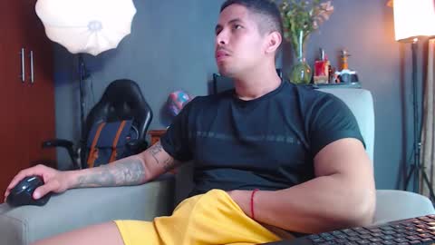 Snapshot of girge23 chatting on November 2025 11:38:02 PM piggy boy online show from November 2025 11:38:02 PM