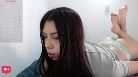 Snapshot of girl_honey_ chatting on June 2026 04:46:02 AM Aleja online show from June 2026 04:46:02 AM