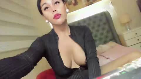 Snapshot of girl_in_ur_dreams chatting on December 2024 07:43:01 PM urGIRL online show from December 2024 07:43:01 PM