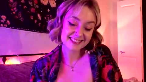 Snapshot of givemesweetdreams chatting on October 2025 12:44:02 AM givemesweetdreams online show from October 2025 12:44:02 AM