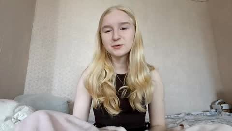 Snapshot of glennabeem chatting on April 2026 06:05:01 AM Laura online show from April 2026 06:05:01 AM