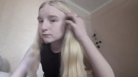 Snapshot of glennabeem chatting on April 2026 08:30:02 AM Laura online show from April 2026 08:30:02 AM