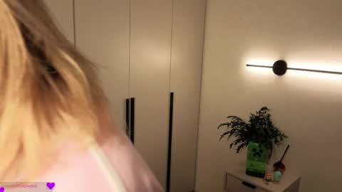 Snapshot of glitchyangel chatting on April 2026 03:39:02 AM Miroslava friends call me Mira online show from April 2026 03:39:02 AM