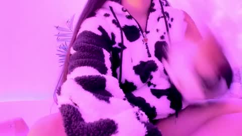 Mimi online show from October 2025 04:49:02 PM