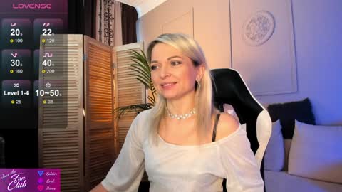 Snapshot of gloria_lovely chatting on December 2024 11:07:01 AM Gloria online show from December 2024 11:07:01 AM