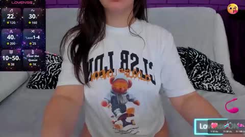 Mia online show from November 2025 05:25:02 PM