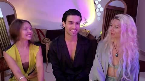 Snapshot of goddess_marylin chatting on April 2026 02:40:02 AM 330 UTC2 girls online show from April 2026 02:40:02 AM