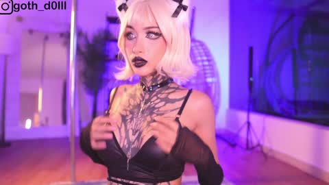 Snapshot of goth_dolll chatting on February 2025 11:00:01 PM sophie Special celebration a the beach 300k followers 3011 and 0112 online show from February 2025 11:00:01 PM