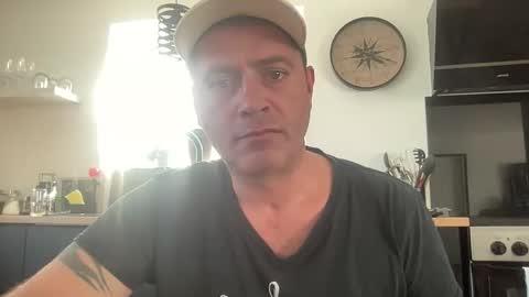 Snapshot of guil0 chatting on October 2025 06:17:02 PM guil0 online show from October 2025 06:17:02 PM