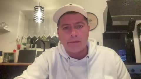 Snapshot of guil0 chatting on October 2025 10:41:02 PM guil0 online show from October 2025 10:41:02 PM