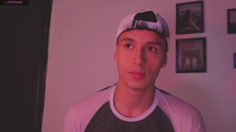 Snapshot of guy_twinks chatting on January 2026 05:44:01 AM Gabriel online show from January 2026 05:44:01 AM