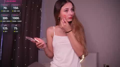 Snapshot of hadleynichols chatting on June 2026 01:32:01 AM Hi Im Rebecca Glad to see you in my room PVT is open online show from June 2026 01:32:01 AM