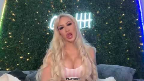 Snapshot of haliaxhill chatting on April 2026 08:58:02 PM Halia Hill online show from April 2026 08:58:02 PM