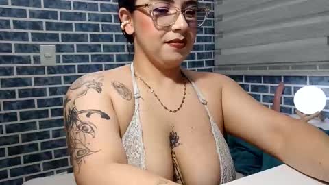 Snapshot of hanna_moons chatting on April 2026 04:27:01 AM hanna_moons online show from April 2026 04:27:01 AM