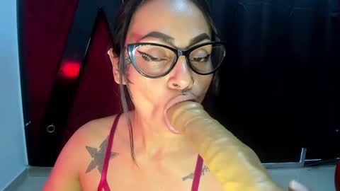 Snapshot of hanna_slut chatting on February 2025 09:33:01 PM EVA online show from February 2025 09:33:01 PM