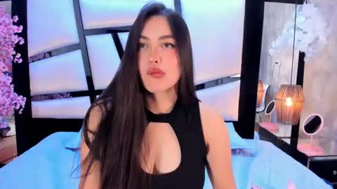 hannacollins_2 online show from July 2026 01:19:01 PM