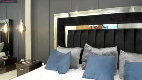 Hannah Milton online show from December 2025 11:00:01 PM