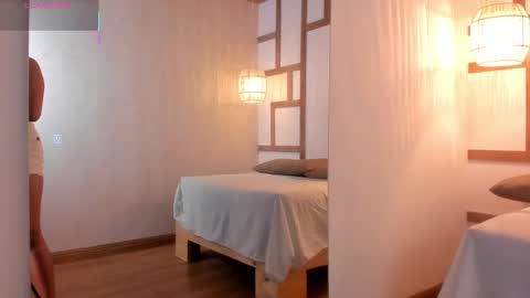 hannahmonttgomery  Help me reach 100 Hands up online show from September 2025 04:32:02 PM