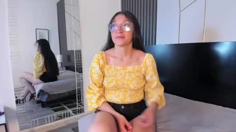 hannawen_ online show from May 2026 08:37:01 PM