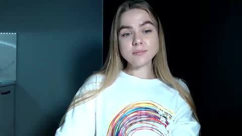 happy_fox_ online show from November 2025 09:24:02 PM