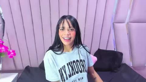 hazel_18_ online show from November 2025 03:00:02 PM