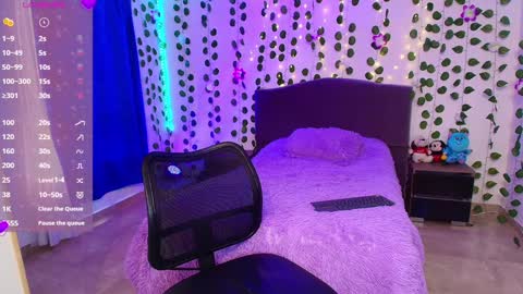 HAZEL LYNN ROSS online show from December 2024 03:55:01 PM