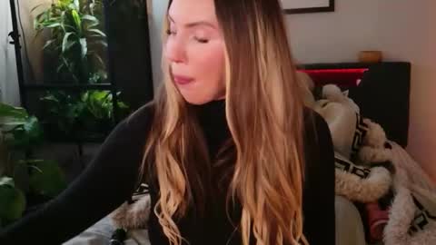 Hazeleo online show from January 2026 09:20:01 PM