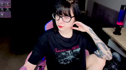 hazeltompson online show from April 2026 01:01:02 PM