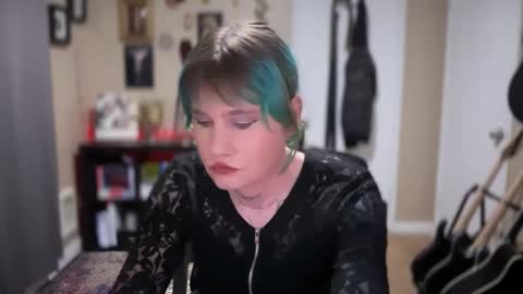 Snapshot of heavensentttt chatting on December 2024 07:05:02 AM Saoirse online show from December 2024 07:05:02 AM