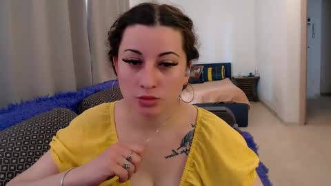 helen_adams_ online show from May 2026 06:32:01 AM