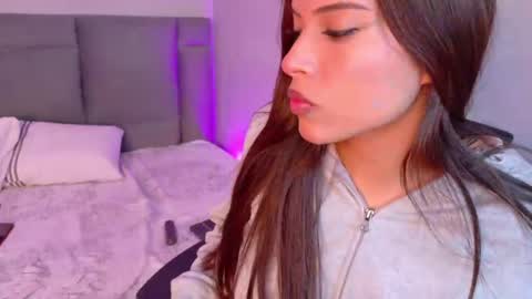 helenafoumier online show from May 2026 05:54:02 PM