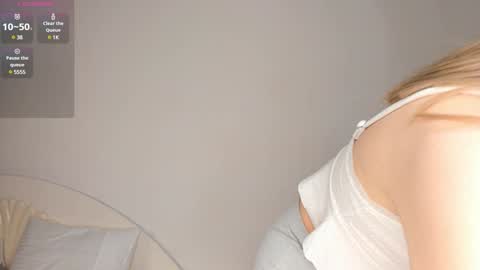 Snapshot of helenchristensen chatting on February 2025 04:03:01 AM Sarah here Help to make 100 thumbs up online show from February 2025 04:03:01 AM