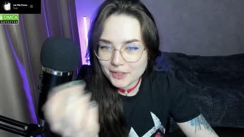 Snapshot of hell_hotline chatting on December 2024 05:43:01 PM Red online show from December 2024 05:43:01 PM