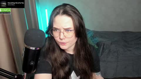 Snapshot of hell_hotline chatting on January 2025 10:30:02 PM Red online show from January 2025 10:30:02 PM