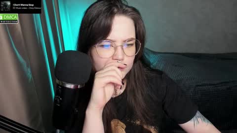 Snapshot of hell_hotline chatting on February 2025 10:02:01 PM Red online show from February 2025 10:02:01 PM