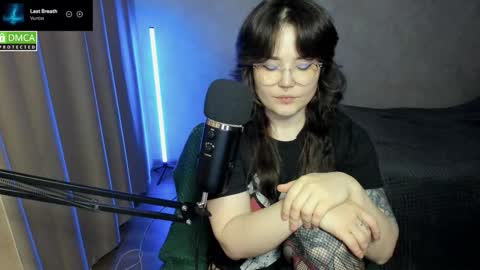 Snapshot of hell_hotline chatting on November 2025 07:03:01 PM Red online show from November 2025 07:03:01 PM