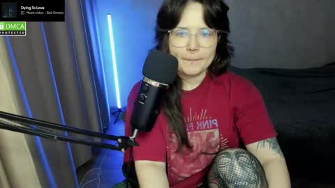 Snapshot of hell_hotline chatting on November 2025 06:18:02 PM Red online show from November 2025 06:18:02 PM